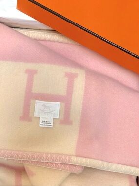 AUTHENTIC HERMES Avalon Blanket - Never Used PRISTINE CONDITION comes w box
